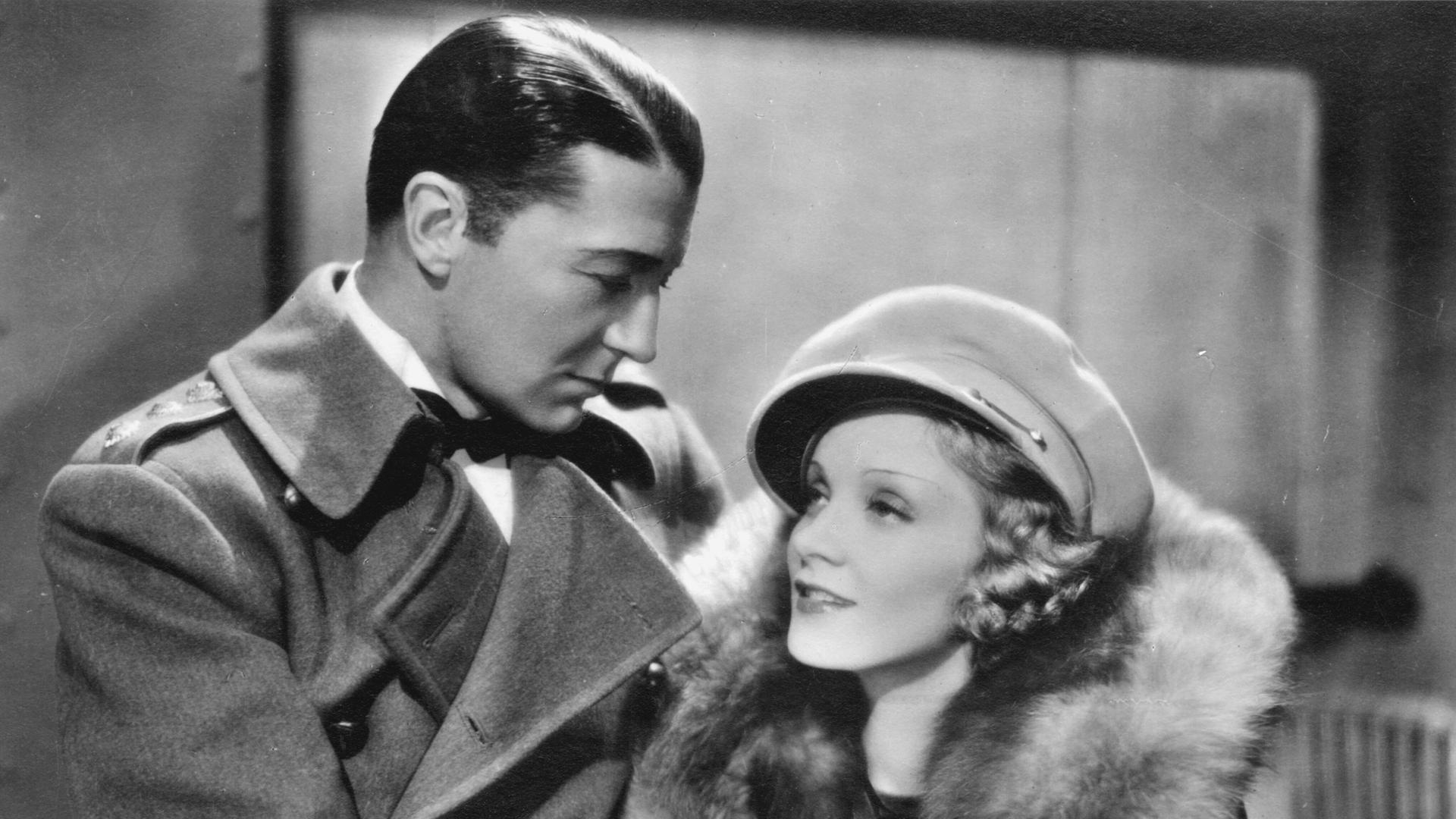 Clive Brook und Marlene Dietrich in "Schanghai-Express" - Josef von Sternbergs Film von 1932 nach einer Erzählung von Harry Hervey Clive Brook und Marlene Dietrich in "Schanghai-Express" - Josef von Sternbergs Film von 1932 nach einer Erzählung von Harry Hervey