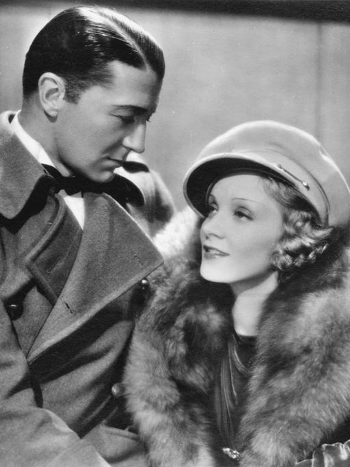 Clive Brook und  Marlene Dietrich in "Schanghai-Express" - Josef von Sternbergs Film von 1932 nach einer Erzählung von Harry Hervey