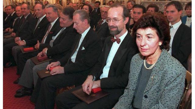 Wurde 1997 als erste Frau bei  den Wiener Philharmonikern aufgenommen:  Die Harfenistin Anna Lelkes  hier 1995  in der Wiener Hofburg