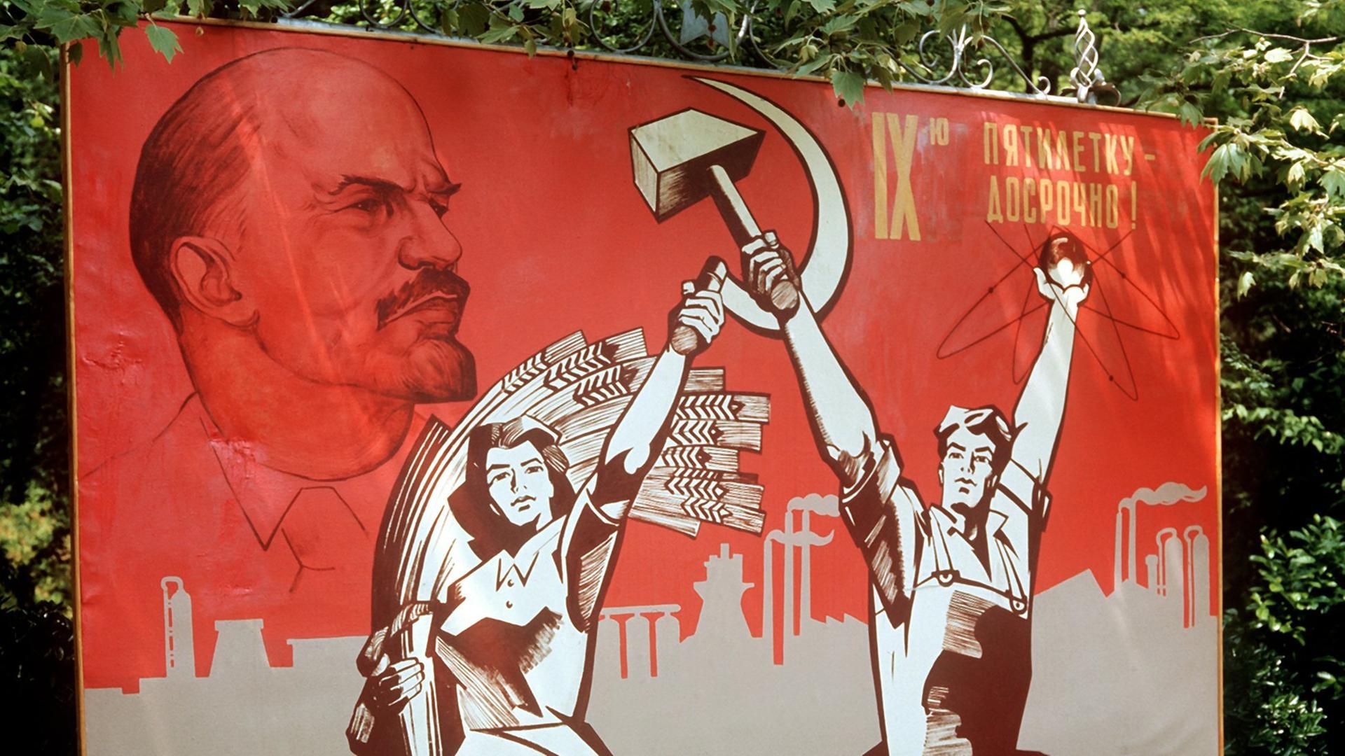 Ein großformatiges Plakat mit Lenin-Konterfei und der Darstellung von Arbeiter und Bäuerin mit Hammer und Sichel Ein großformatiges Plakat mit Lenin-Konterfei und der Darstellung von Arbeiter und Bäuerin mit Hammer und Sichel