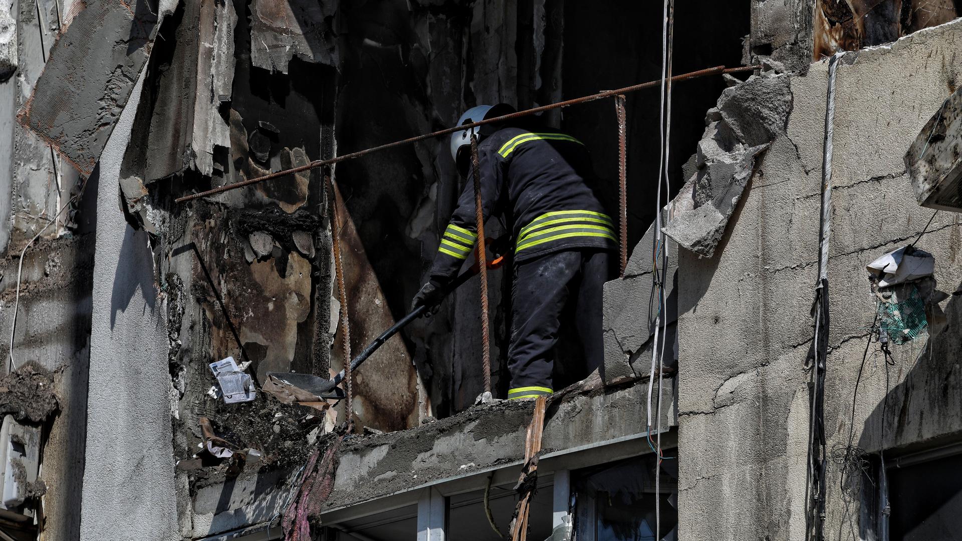 Ukraine, Odessa: Ein Feuerwehrmann beseitigt die Trümmer in der Wohnung eines durch einen russischen Raketenangriff beschädigten Wohnblocks.