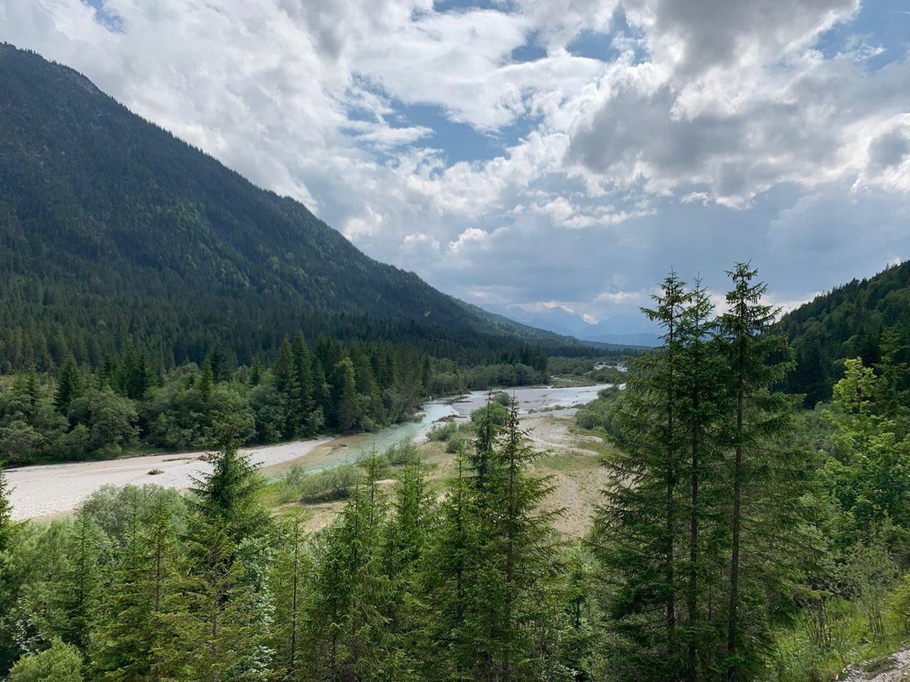 Blicka auf eine Berglandschaft mit einem Fluss. Blicka auf eine Berglandschaft mit einem Fluss.