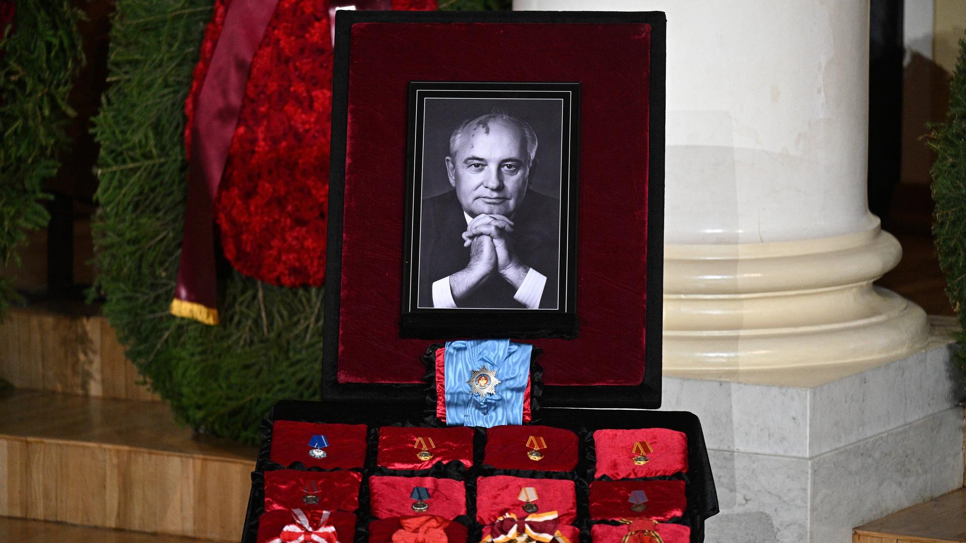 Ein Porträt von Michail Gorbatschow ist während seiner Trauerfeier am 3. September 2022 im Haus der Gewerkschaften
in Moskau zu sehen. 
