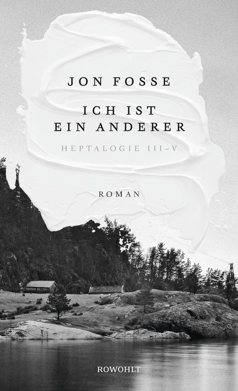 Cover des Romans "Ich ist ein anderer" von Jon Fosse. Das Buchcover ist schwarz-weiß gehalten, es zeigt ein Foto einer Landschaft: Zwei Häuser stehen auf einer Wiese in der Nähe eines Ufers, sie sind umgeben von Wald. Cover des Romans "Ich ist ein anderer" von Jon Fosse. Das Buchcover ist schwarz-weiß gehalten, es zeigt ein Foto einer Landschaft: Zwei Häuser stehen auf einer Wiese in der Nähe eines Ufers, sie sind umgeben von Wald.