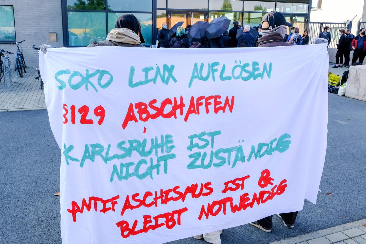 Prozessauftakt im Fall Lina E. am 08.09.2021 am Oberlandesgericht in Dresden: Unterstützer aus der linken Szene halten eine Solidaritätsdemonstration ab