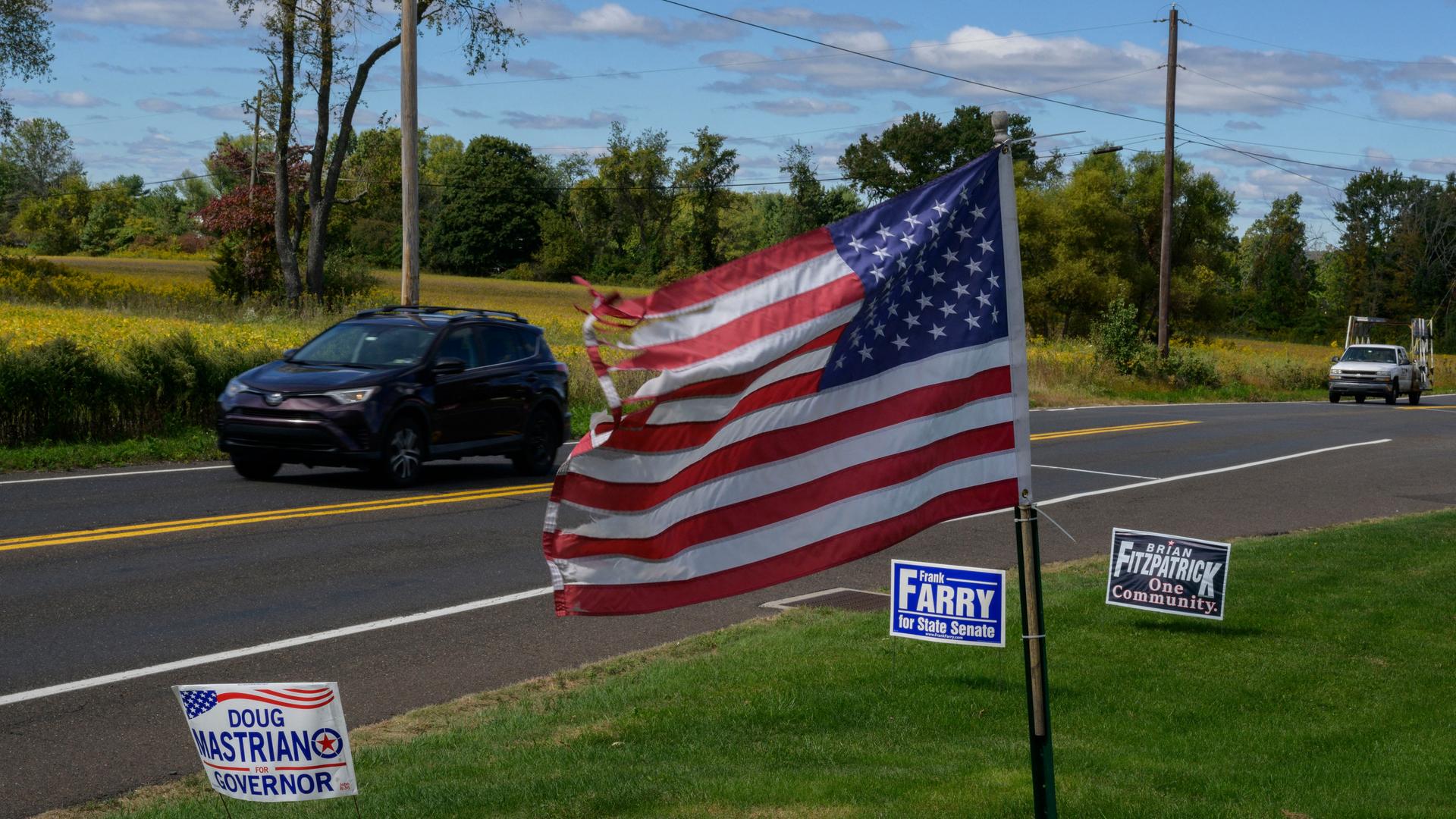 Im US-Bundesstaat Pennsylvania befindet sich Wahlwerbung der Republikaner in der Nähe von Doylestown am 29. September 2022. Dort gibt es beim US-Wahlkampf der Midterms - der Zwischenwahlen - ein besonders enges Rennen. Im US-Bundesstaat Pennsylvania befindet sich Wahlwerbung der Republikaner in der Nähe von Doylestown am 29. September 2022. Dort gibt es beim US-Wahlkampf der Midterms - der Zwischenwahlen - ein besonders enges Rennen.