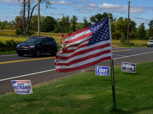 Im US-Bundesstaat Pennsylvania befindet sich Wahlwerbung der Republikaner in der Nähe von Doylestown am 29. September 2022. Dort gibt es beim US-Wahlkampf der Midterms - der Zwischenwahlen - ein besonders enges Rennen.