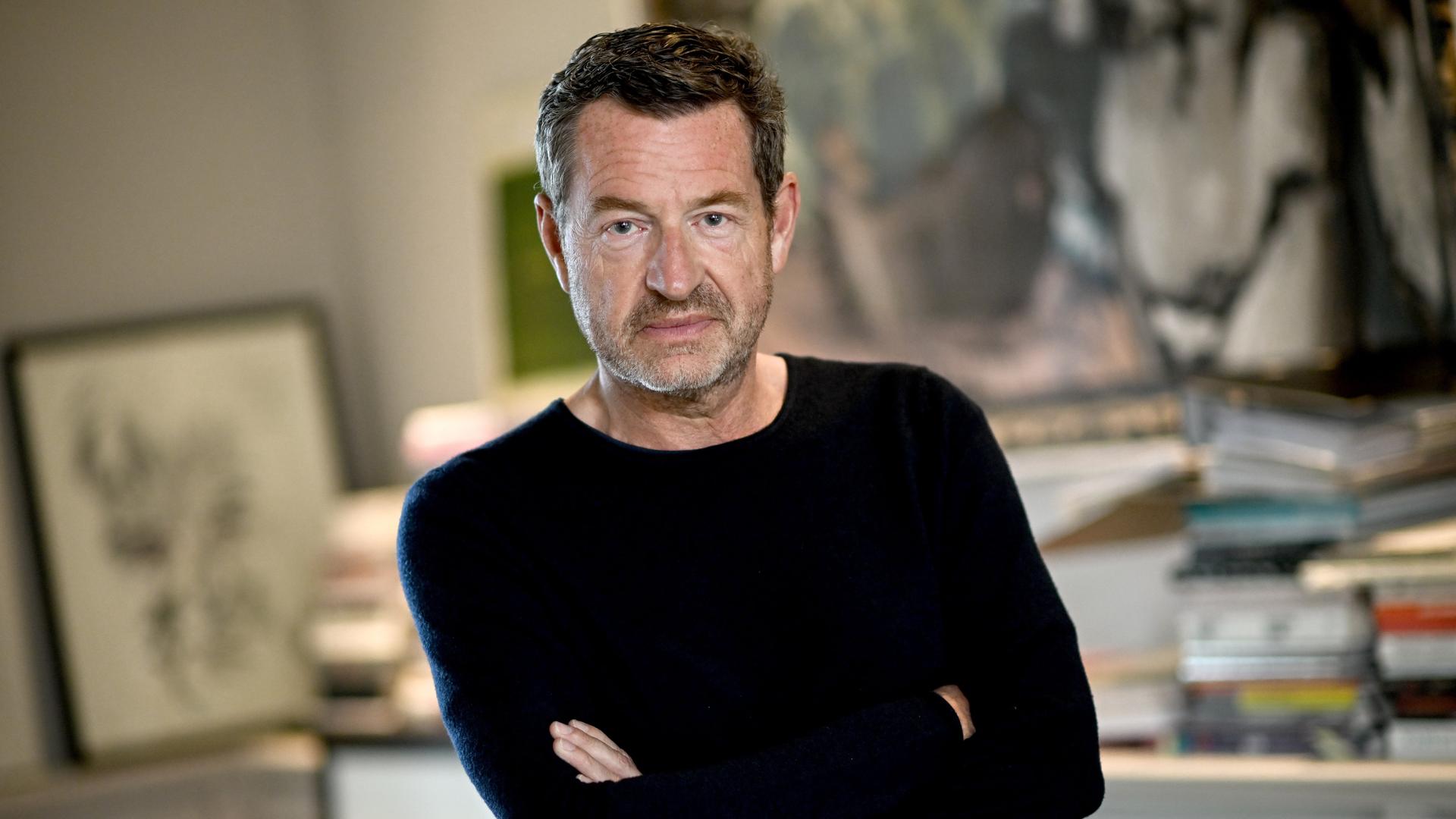 Kai Diekmann, ehemaliger Chefredakteur der "Bild"-Zeitung, im schwarzen Pulli in seinem Haus. Kai Diekmann, ehemaliger Chefredakteur der "Bild"-Zeitung, im schwarzen Pulli in seinem Haus.