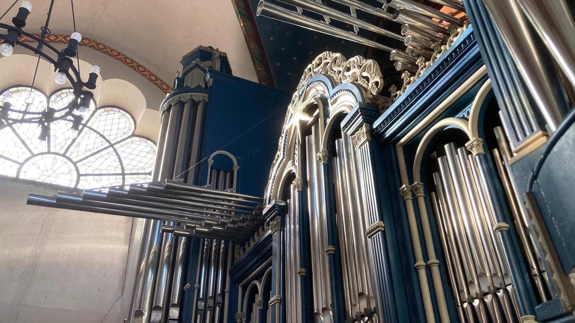 Auf dem Bild ist eine imposante Orgel zu sehen. Auf dem Bild ist eine imposante Orgel zu sehen.