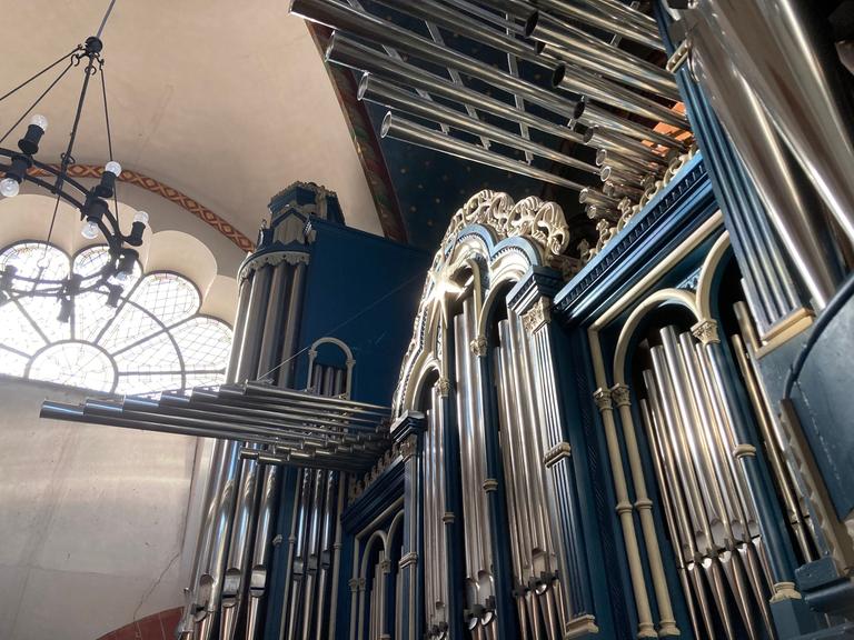 Auf dem Bild ist eine imposante Orgel zu sehen. 