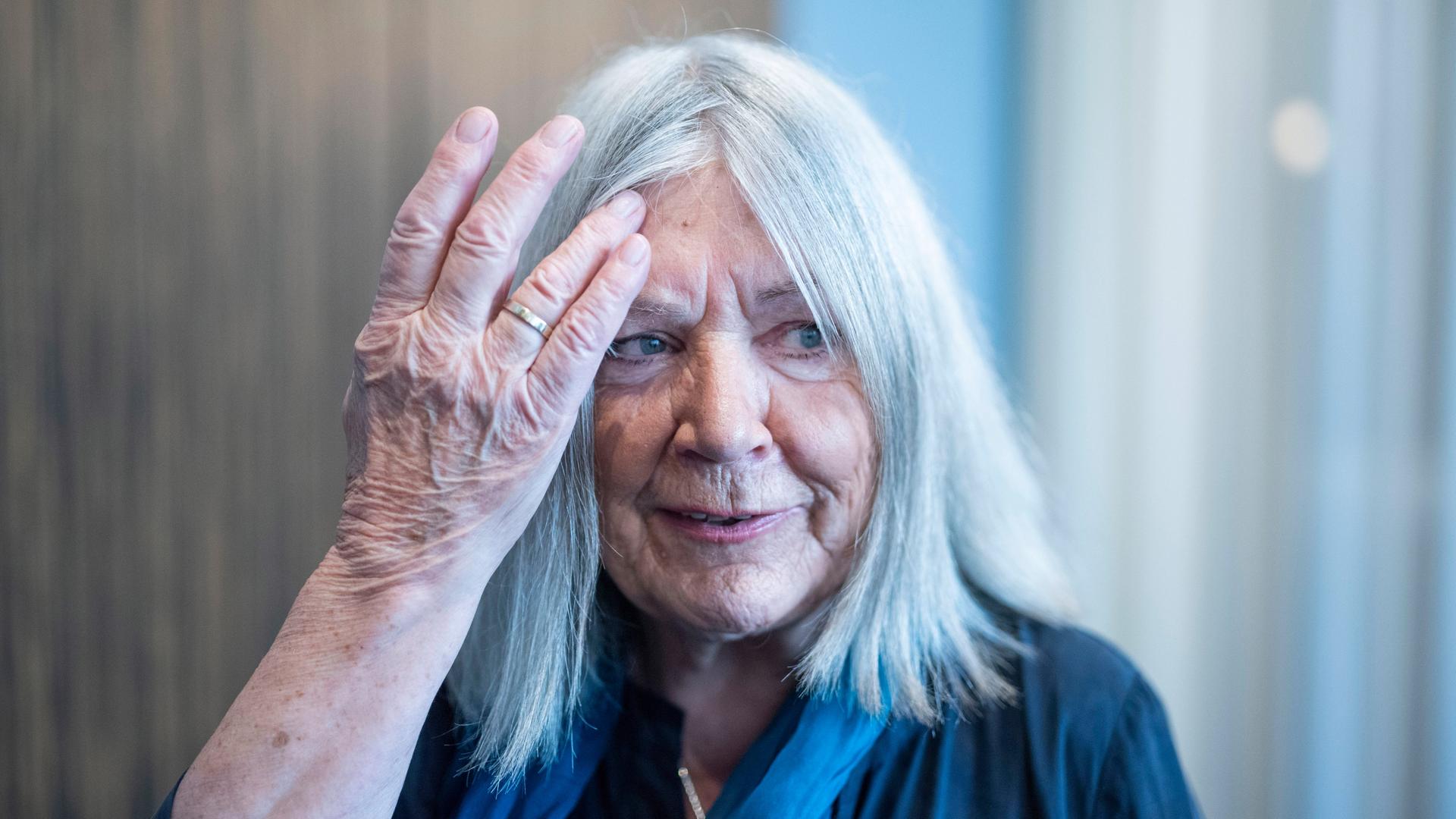 Die Schriftstellerin Helga Schubert streift sich während der Eröffnung des 25. Bundeskongress der Landesbeauftragten zur Aufarbeitung der SED-Diktatur und der Bundesstiftung Aufarbeitung mit der rechten Hand die Haare zurück. Sie trägt einen Ehering. Die Schriftstellerin Helga Schubert streift sich während der Eröffnung des 25. Bundeskongress der Landesbeauftragten zur Aufarbeitung der SED-Diktatur und der Bundesstiftung Aufarbeitung mit der rechten Hand die Haare zurück. Sie trägt einen Ehering.