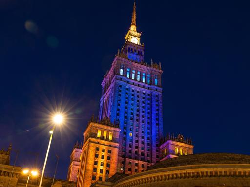 Als Zeichen der Solidarität erstrahlt der Kulturpalast in Warschau in den Farben der Ukraine.
