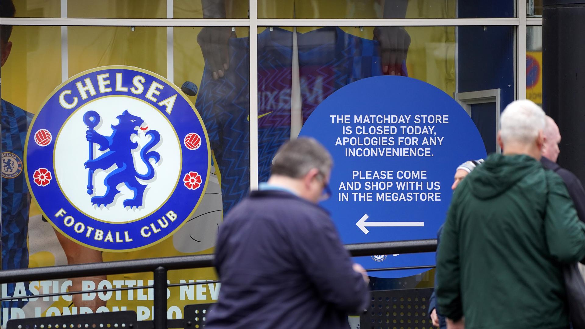 Der FC Chelsea muss wegen der Sanktionen gegen seinen Klubchef Roman Abramowitsch seinen Fanshop geschlossen halten. Der FC Chelsea muss wegen der Sanktionen gegen seinen Klubchef Roman Abramowitsch seinen Fanshop geschlossen halten.