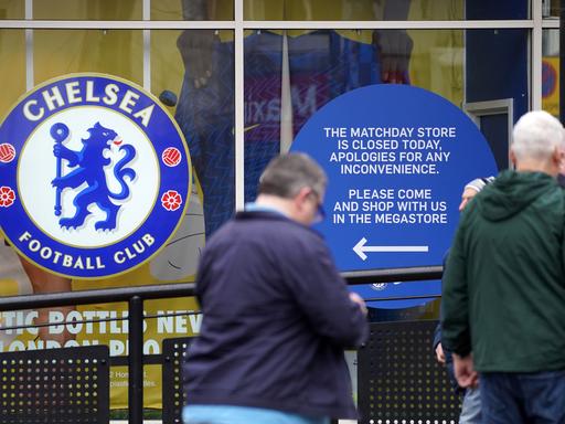 Der FC Chelsea muss wegen der Sanktionen gegen seinen Klubchef Roman Abramowitsch seinen Fanshop geschlossen halten. 