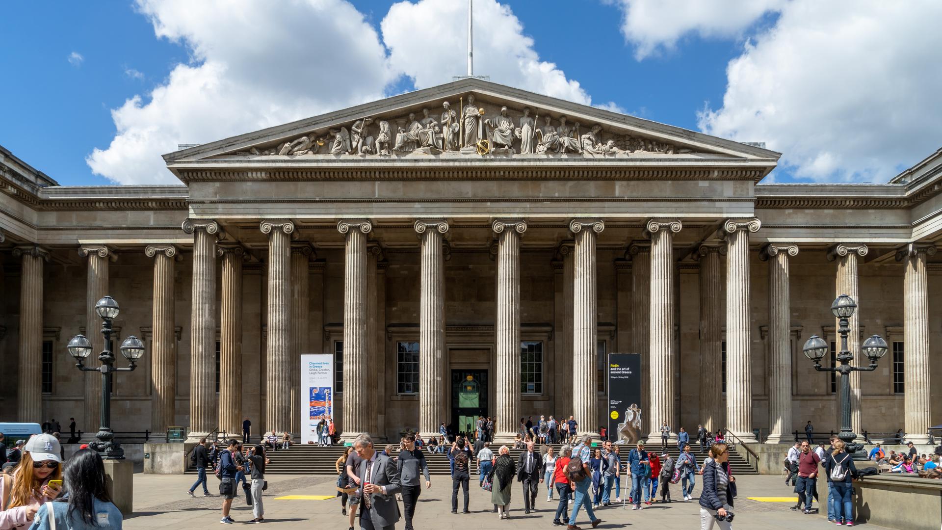 Menschen vor dem Eingang zum British Museum in London.