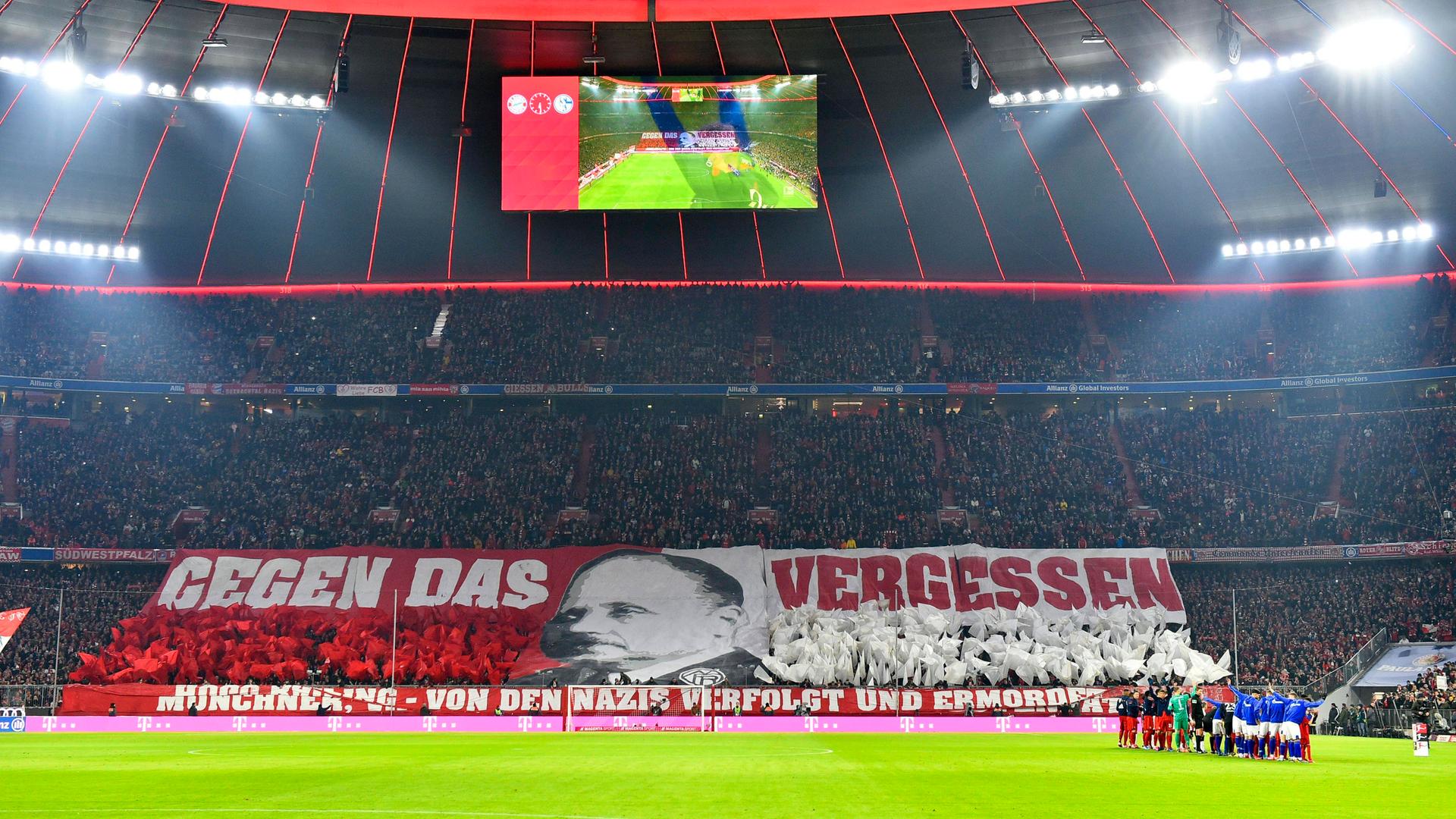 Choreographie von Bayern-Fans gegen das Vergessen zum Gedenken an die Opfer des Holocaust.