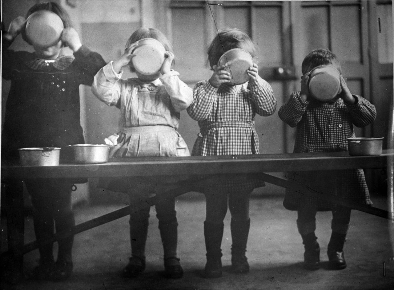 Waisenkinder in Frankreich werden während des 2. Weltkriegs mit Nahrung, Milch und Medikamenten versorgt Waisenkinder in Frankreich werden während des 2. Weltkriegs mit Nahrung, Milch und Medikamenten versorgt