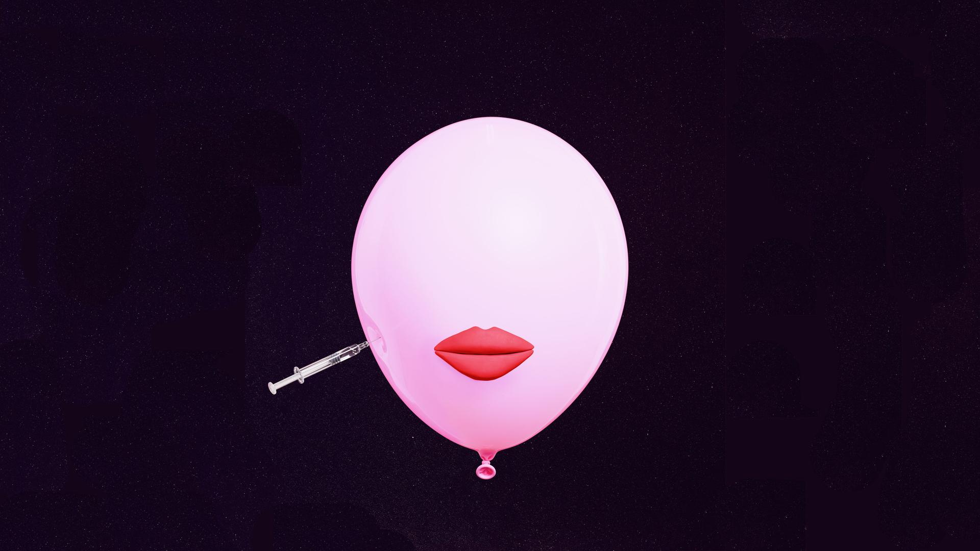 In einem rosa Ballon mit aufgemalten Lippen steckt eine Spritze.
