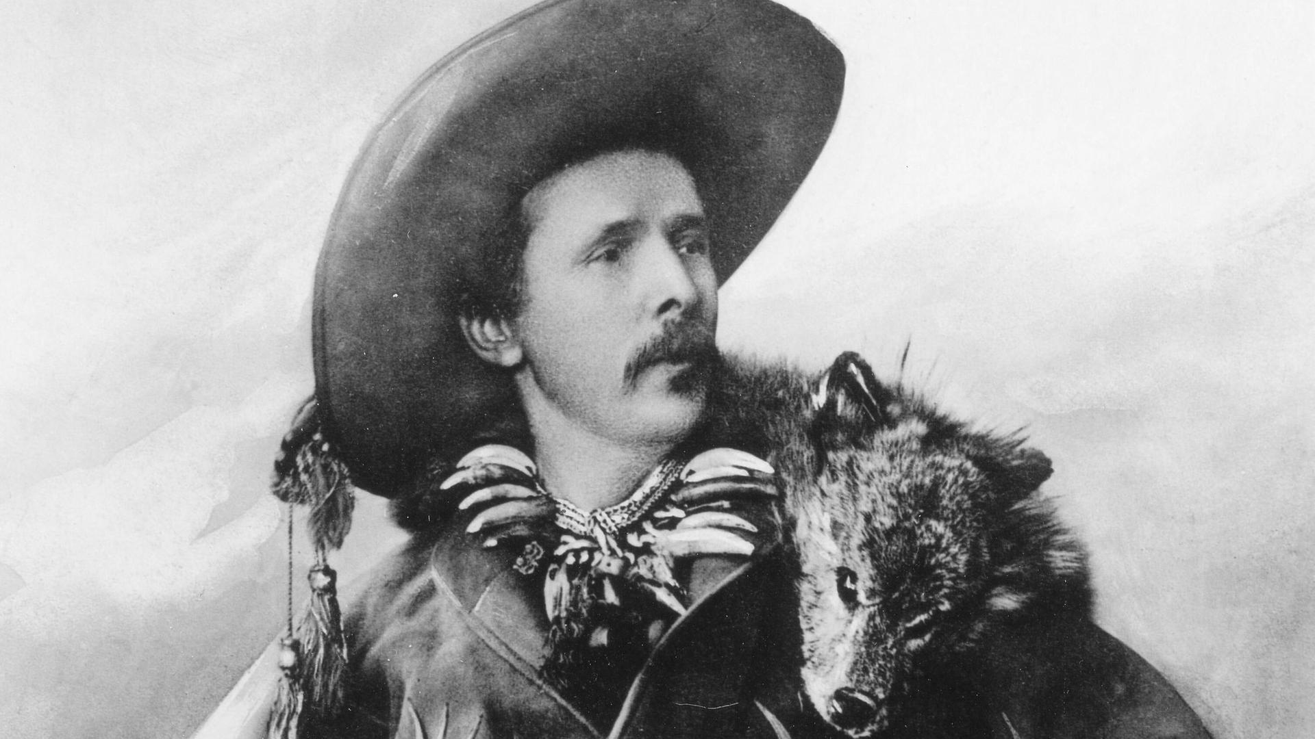 Porträt von Karl May in der Verkleidung des Old Shatterhand mit einem toten Fuchs über der Schulter. Porträt von Karl May in der Verkleidung des Old Shatterhand mit einem toten Fuchs über der Schulter.