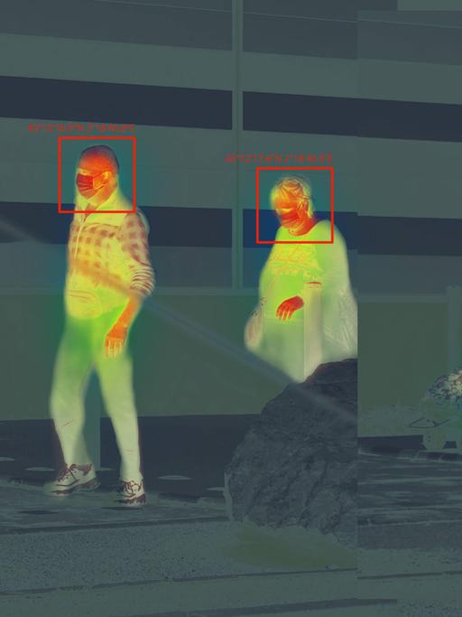 Eine Wärmebildaufnahme von vier Personen durch eine App mit einer Tracking Funktion, welche die Kooprdinaten der Personen anzeigt.