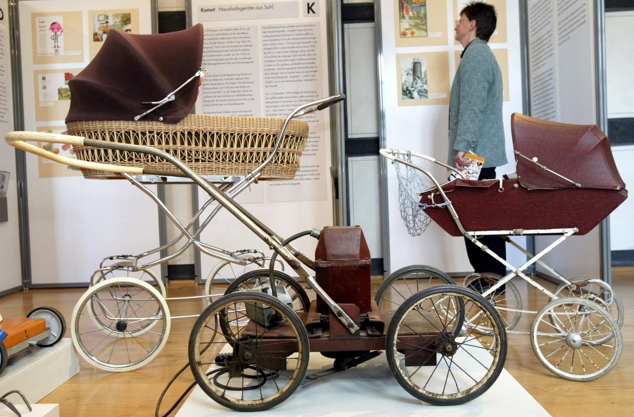 Einen selbstgebauten Rasenmäher sowie Zekiwa-Kinderwagen zeigt die Ausstellung "abc des Ostens" am 2.9.2003 im Hoffmann-von-Fallersleben-Museum in Fallersleben bei Wolfsburg. 