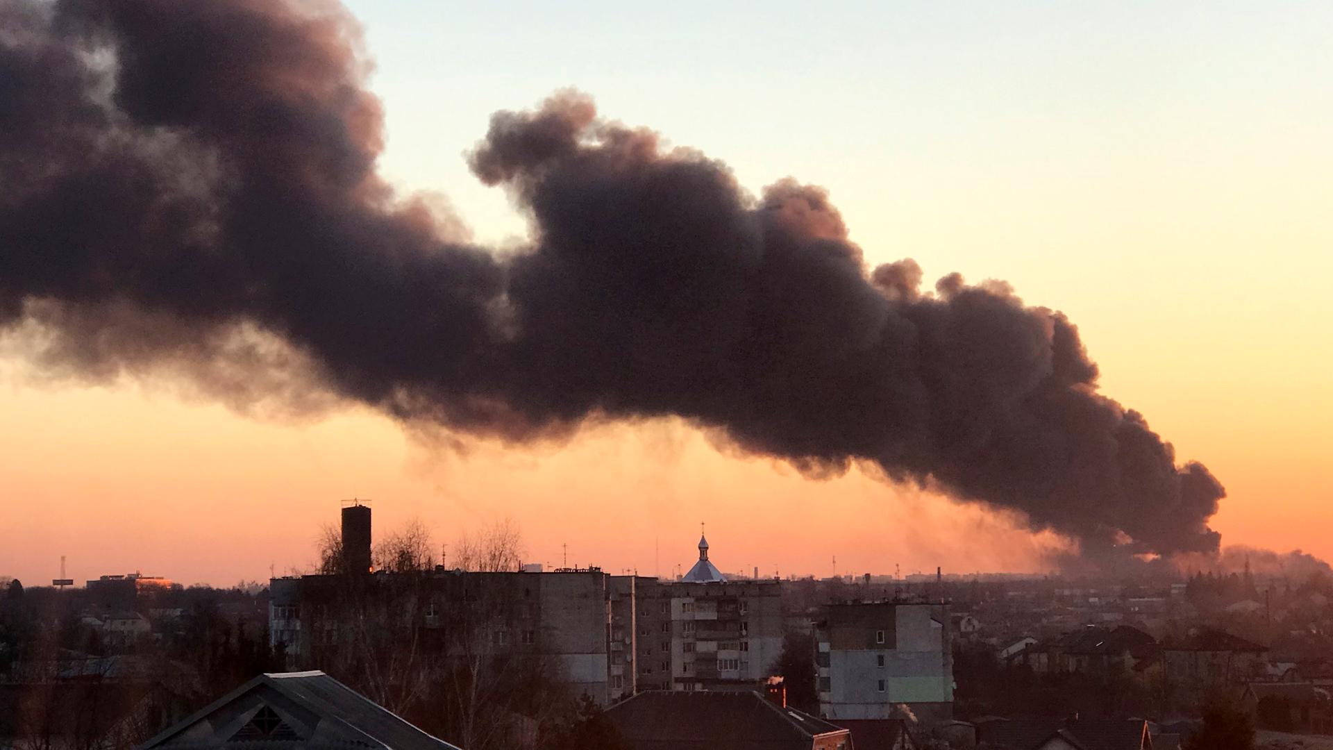 Eine Rauchwolke steigt nach einer Explosion in Lwiw auf. Eine Rauchwolke steigt nach einer Explosion in Lwiw auf.