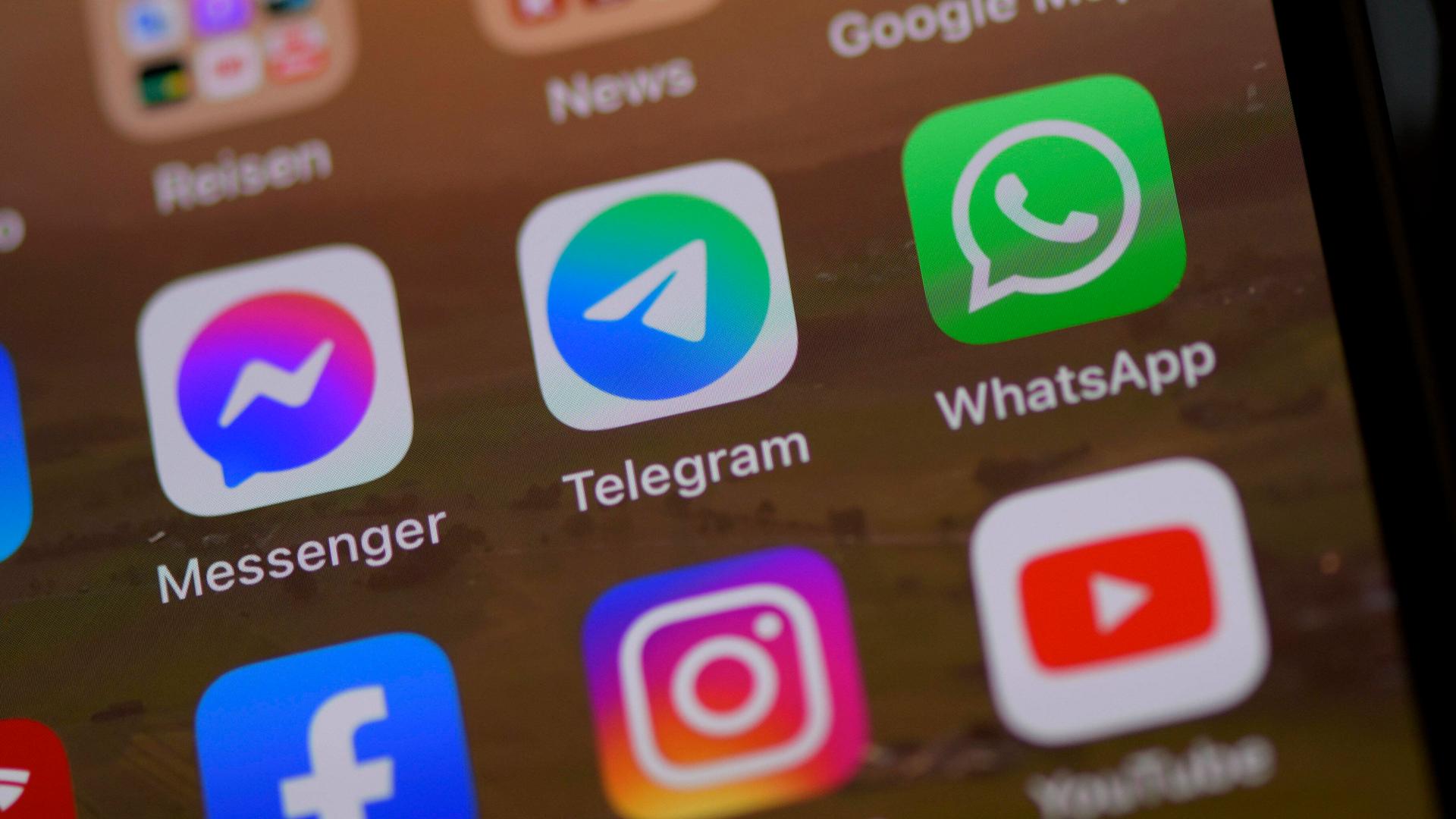 Handybildschirm mit verschiedenen Social- und Messenger-Apps von Facebook/Meta, Google und Telegram Handybildschirm mit verschiedenen Social- und Messenger-Apps von Facebook/Meta, Google und Telegram