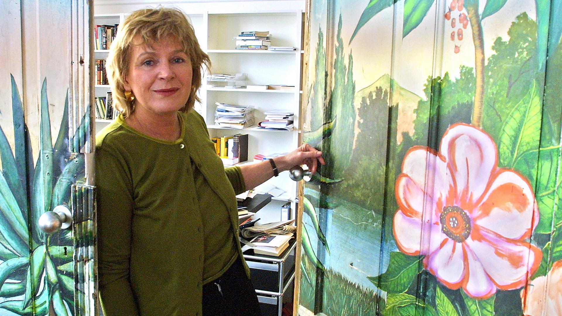 Antje Kunstmann lehnt an einer bunten Tür vor ihrem Büro. Antje Kunstmann lehnt an einer bunten Tür vor ihrem Büro.
