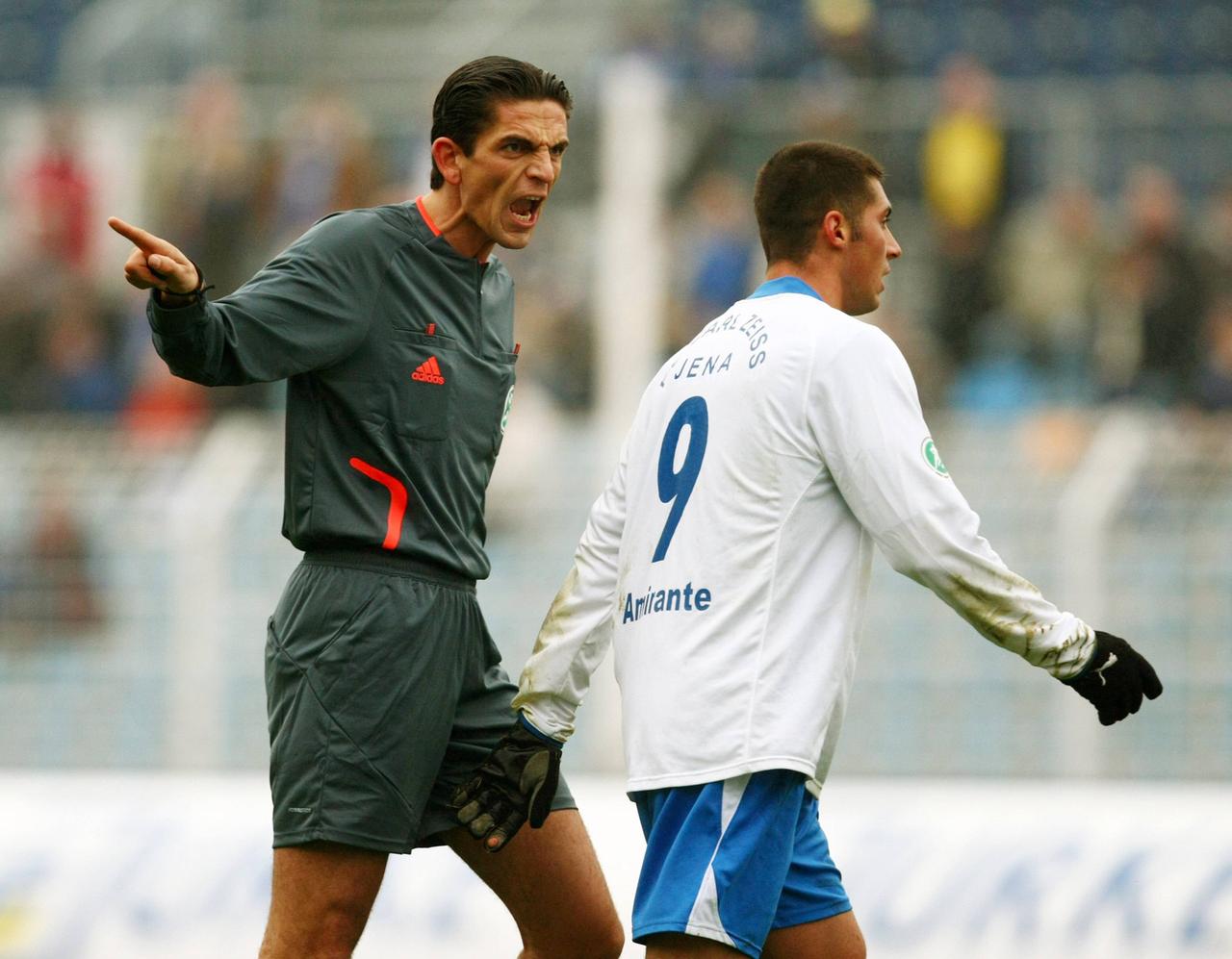 Bildnummer: 04105276 Datum: 01.11.2008 Copyright: imago/Picture PointSchiedsrichter Deniz Aytekin ermahnt lautstark Salvatore Amirante (Jena); Vdig, quer, Gestik, 3. Liga 2008/2009, FC Carl Zeiss Jena Jena Fußball Herren Mannschaft Deutschland Gruppenbild pessimistisch Aktion PersonenImage number 04105276 date 01 11 2008 Copyright imago Picture Point Referees Deniz Aytekin admonishes loudly Salvatore Amirante Jena Vdig horizontal Gesture 3 League 2008 2009 FC Carl Zeiss Jena Jena Football men Team Germany Group photo pessimistic Action shot Human Beings Bildnummer: 04105276 Datum: 01.11.2008 Copyright: imago/Picture PointSchiedsrichter Deniz Aytekin ermahnt lautstark Salvatore Amirante (Jena); Vdig, quer, Gestik, 3. Liga 2008/2009, FC Carl Zeiss Jena Jena Fußball Herren Mannschaft Deutschland Gruppenbild pessimistisch Aktion PersonenImage number 04105276 date 01 11 2008 Copyright imago Picture Point Referees Deniz Aytekin admonishes loudly Salvatore Amirante Jena Vdig horizontal Gesture 3 League 2008 2009 FC Carl Zeiss Jena Jena Football men Team Germany Group photo pessimistic Action shot Human Beings