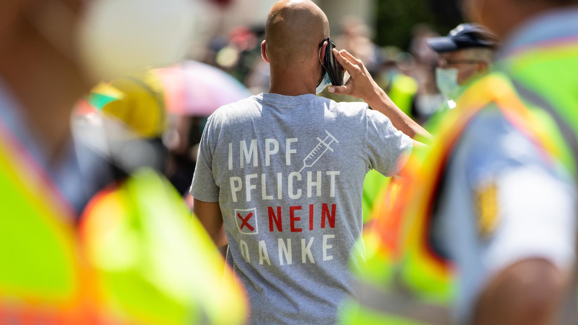 Gegner der Impfpflicht bei einer Demo Gegner der Impfpflicht bei einer Demo