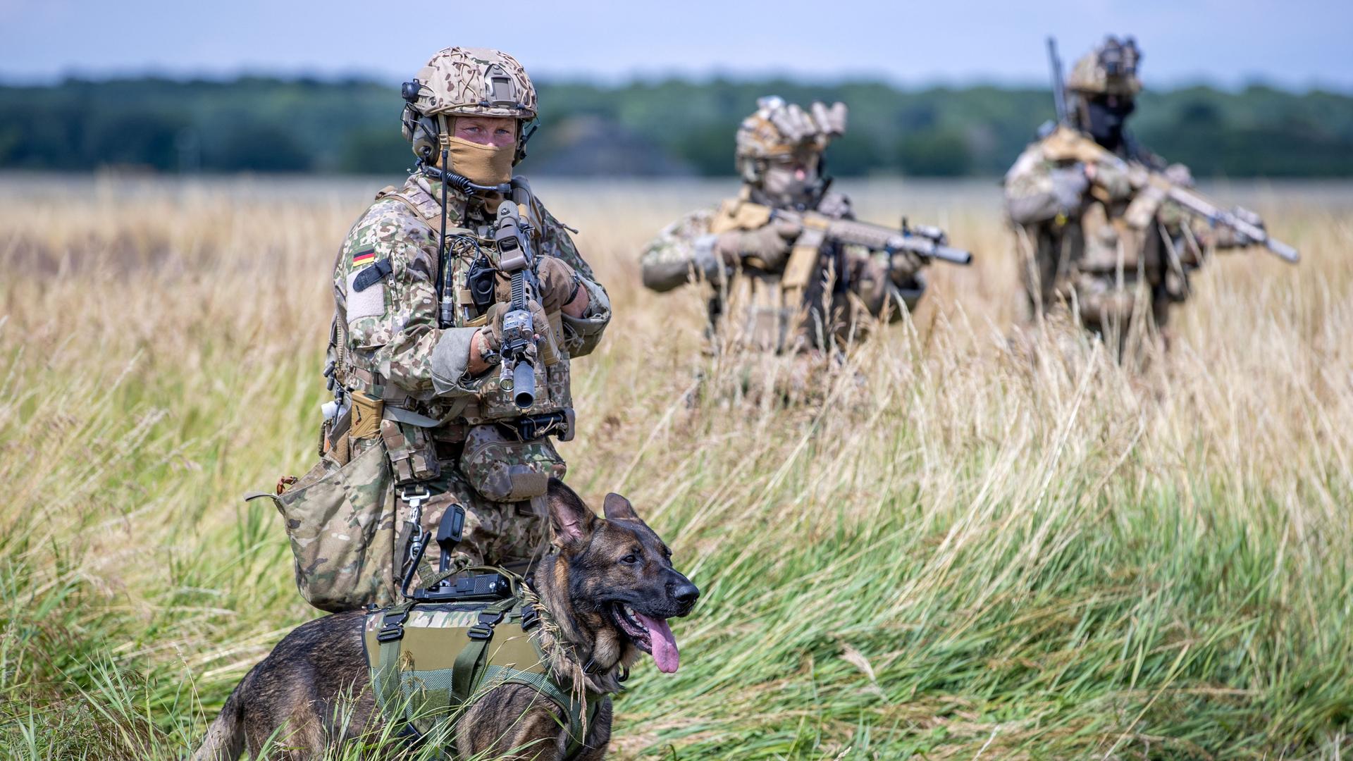Das Foto zeigt einen Sicherungsposten mit Soldaten des Kommando Spezialkräfte der Bundeswehr. Das Foto zeigt einen Sicherungsposten mit Soldaten des Kommando Spezialkräfte der Bundeswehr.