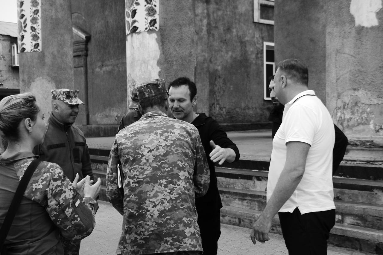 Swjatoslaw Wakartschuk vor dem Kulturpalast in Nowohrodiwka, wo er den ersten Gig des Tages spielt. Swjatoslaw Wakartschuk vor dem Kulturpalast in Nowohrodiwka, wo er den ersten Gig des Tages spielt.