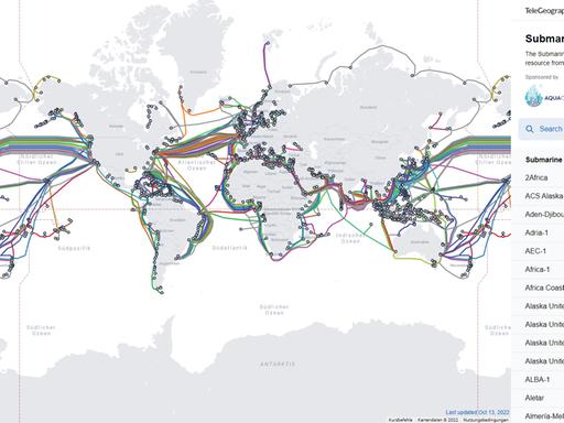 Eine Karte der Unterseekabel der Welt von Sumarine Cable Map. 