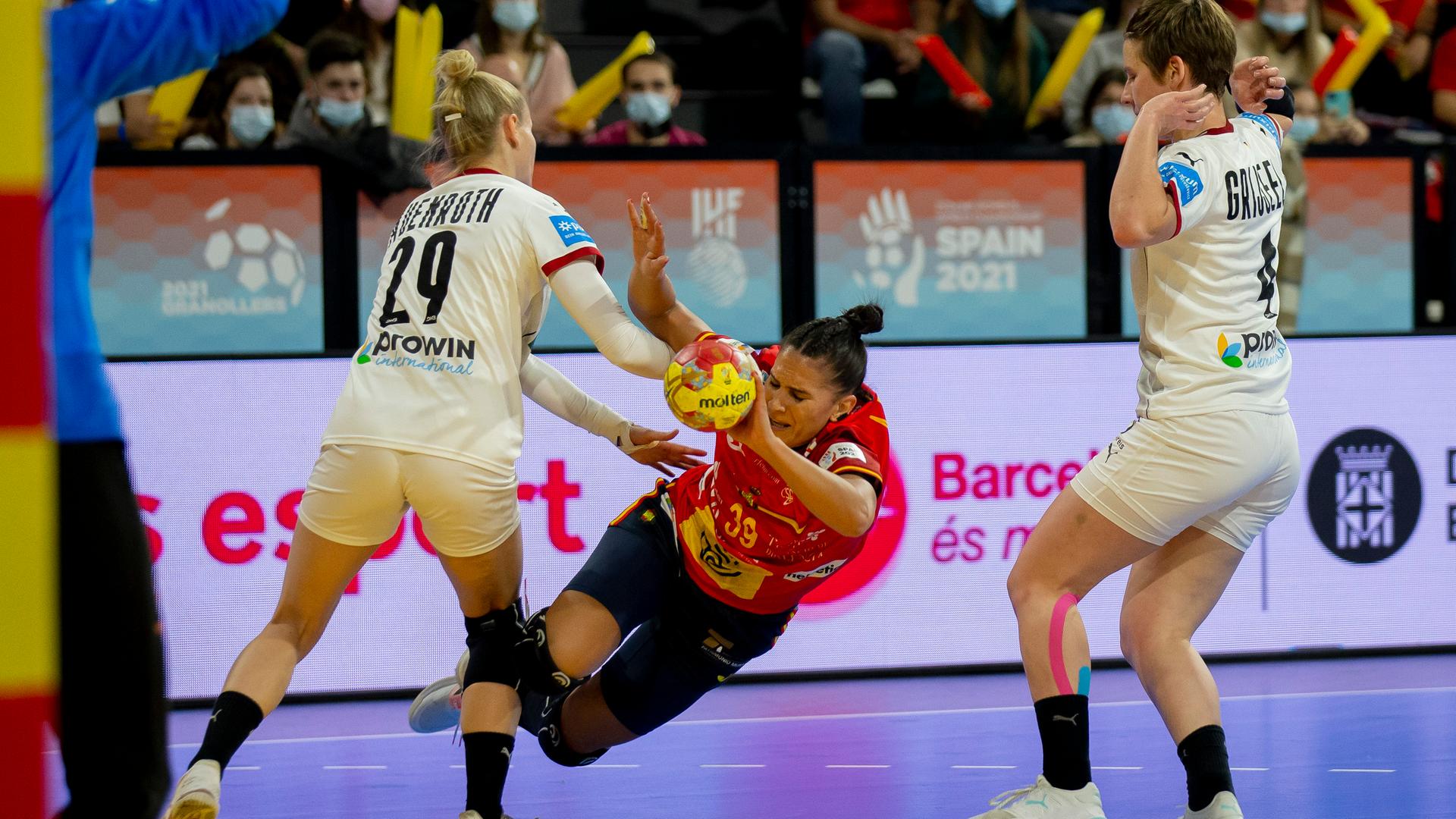 Eine spanische Spielerin und eine deutsche Spielerin kämpfen um den Ball. Eine spanische Spielerin und eine deutsche Spielerin kämpfen um den Ball.
