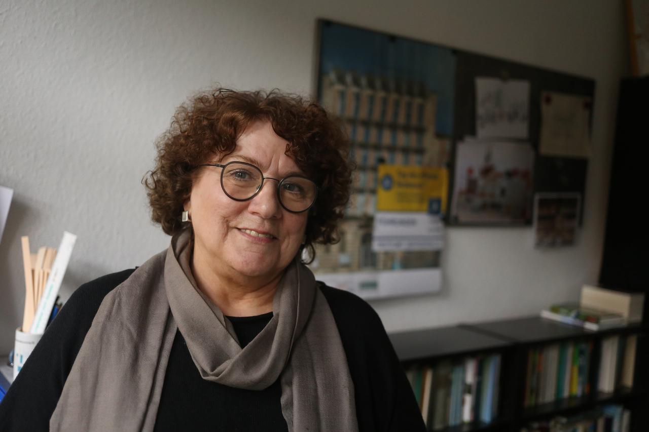 Brigitte Sesselmann posiert für ein Foto. Brigitte Sesselmann posiert für ein Foto.