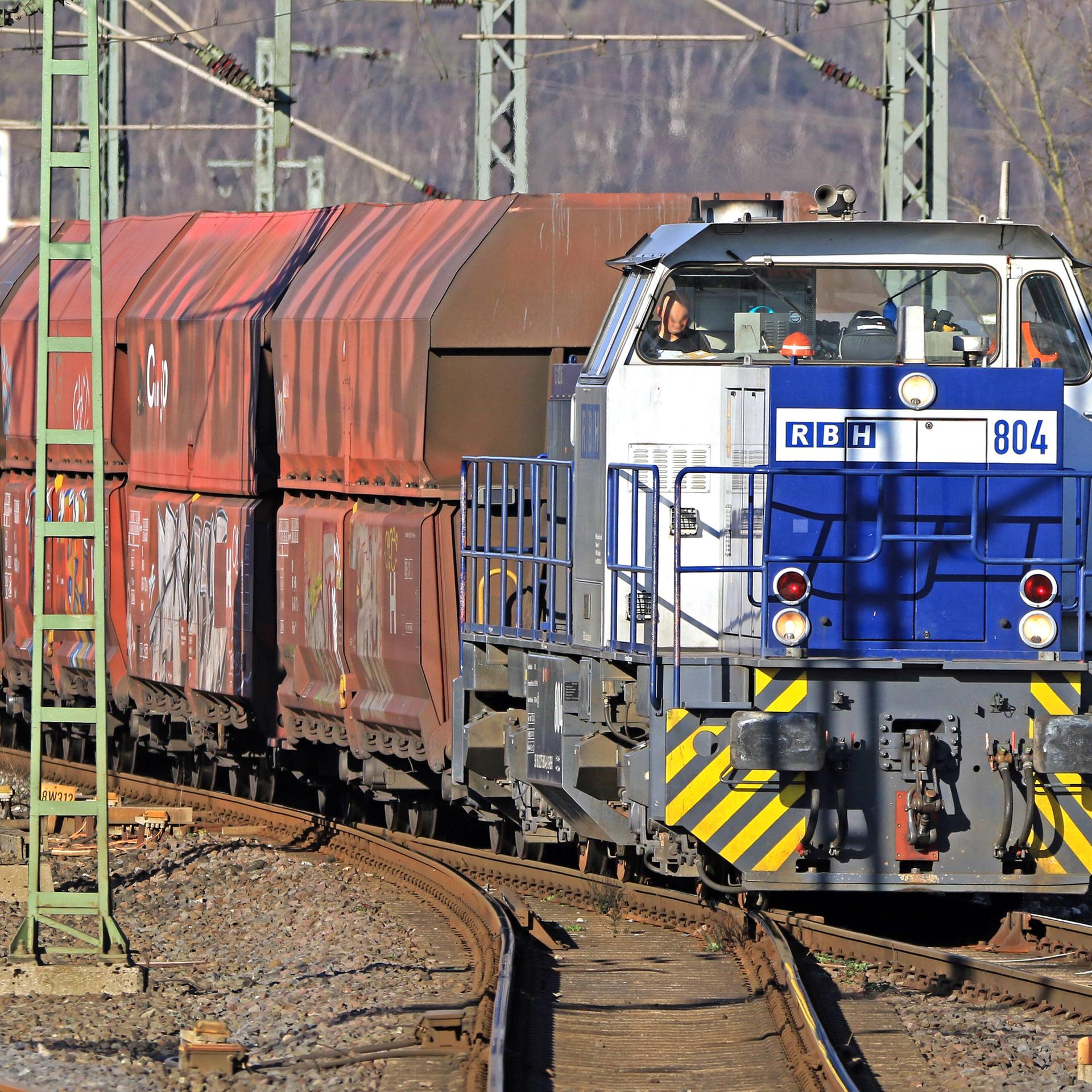 Gütertransport auf der Schiene. Ein langer Kohlezug durchquert das Ruhrgebiet im Raum Bottrop.