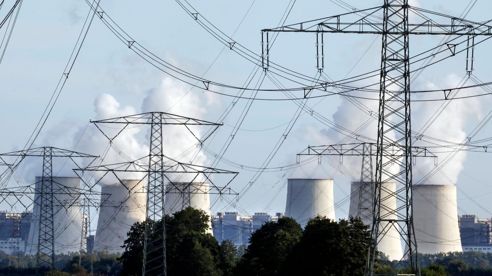 Das Braunkohlekraftwerk Jänschwalde der LEAG (Lausitz Energie Kraftwerke AG) und Stromleitungen in Brandenburg Das Braunkohlekraftwerk Jänschwalde der LEAG (Lausitz Energie Kraftwerke AG) und Stromleitungen in Brandenburg
