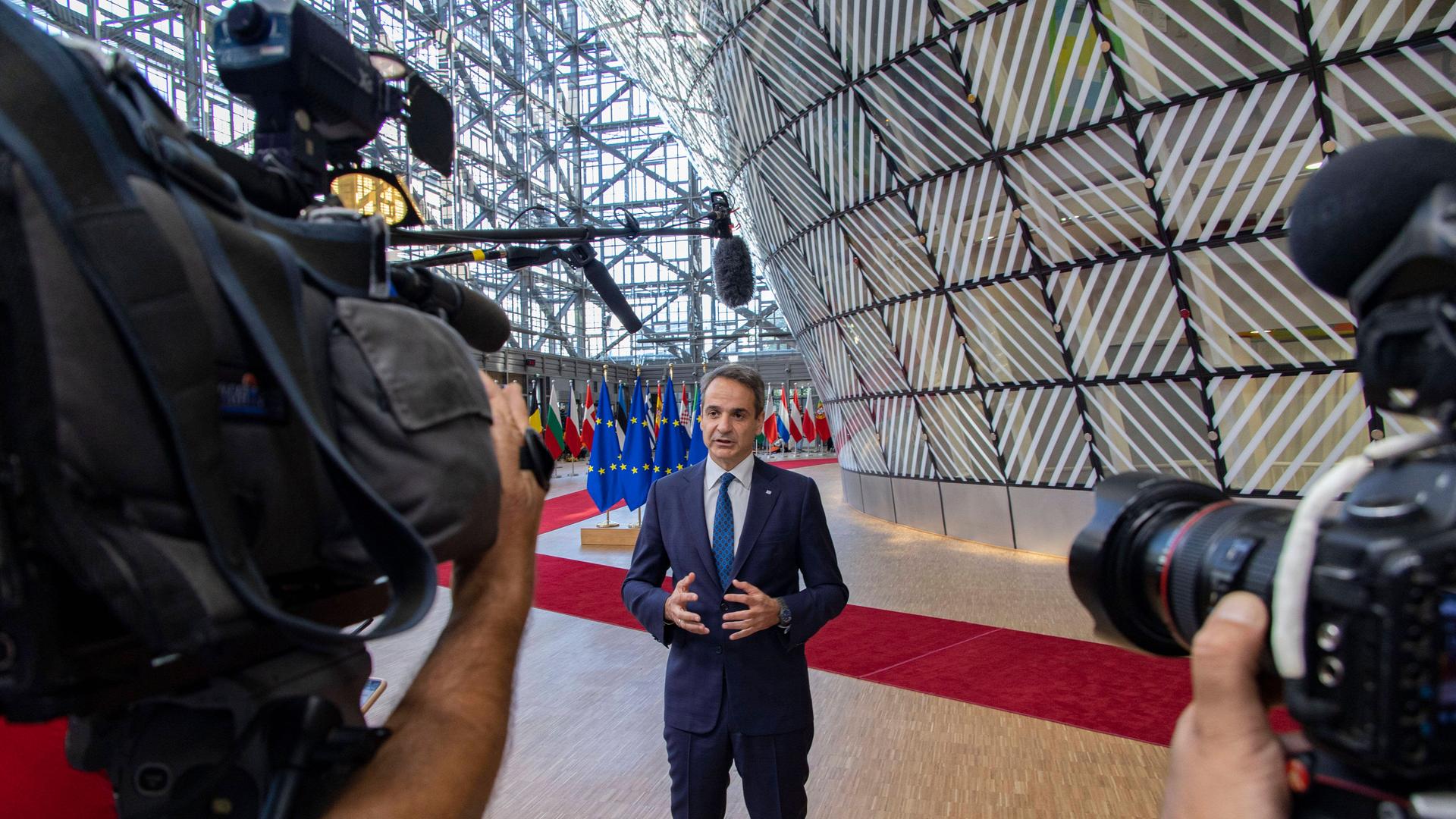 Griechenlands Regierungschef Kyriakos Mitsotakis, hier im Juni bei einem EU-Treffen in Brüssel vor Flaggen der EU und Kameras auf sich gerichtet Griechenlands Regierungschef Kyriakos Mitsotakis, hier im Juni bei einem EU-Treffen in Brüssel vor Flaggen der EU und Kameras auf sich gerichtet