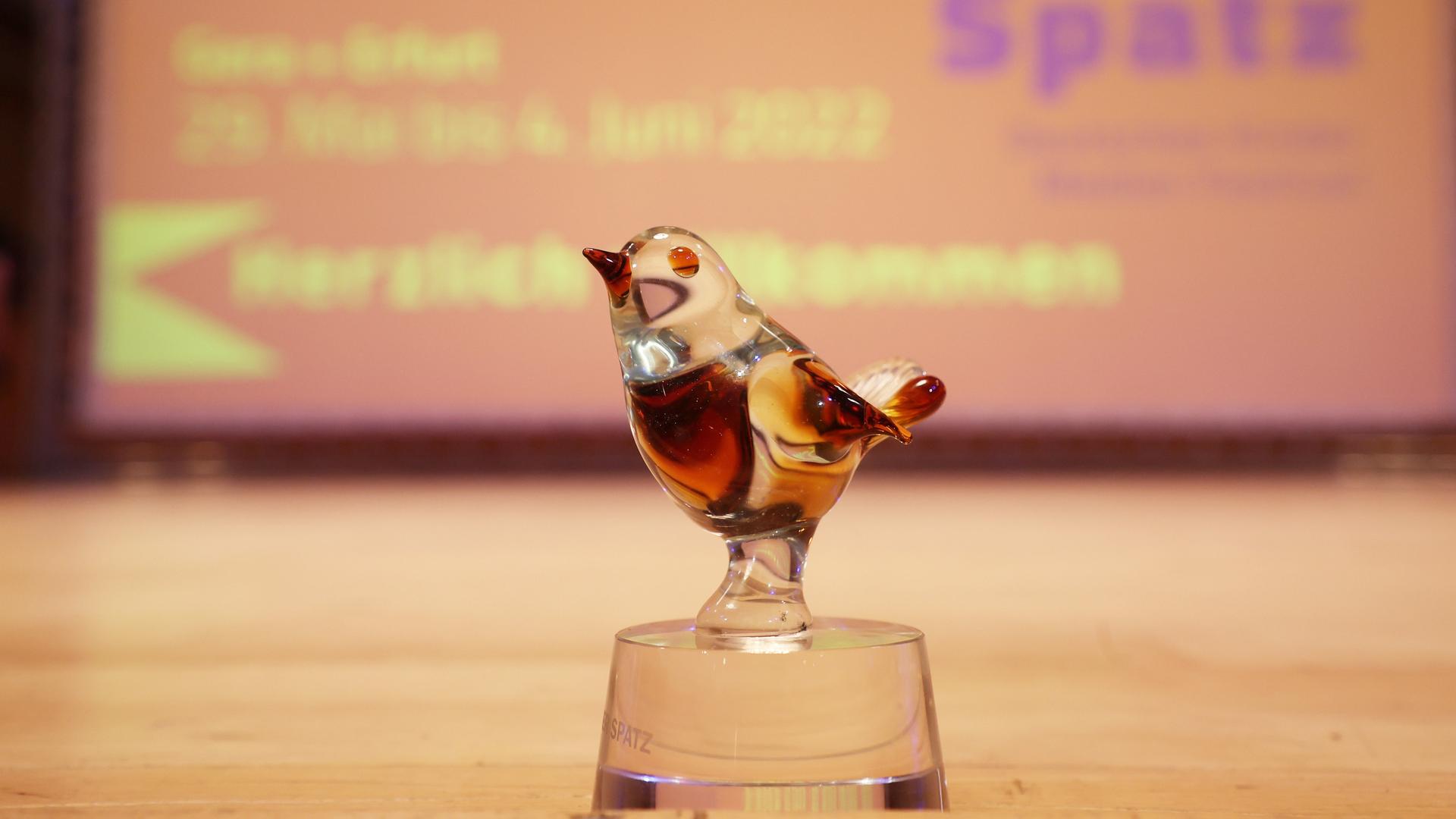 Die Trophäe der "Goldene Spatz" steht am Bühnenrand vor der Eröffnung des 30. Deutschen Kinder-Medien-Festivals "Goldener Spatz".