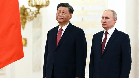 Der chinesisches Präsident Xi Jinping steht neben dem russischen Präsidenten Putin.