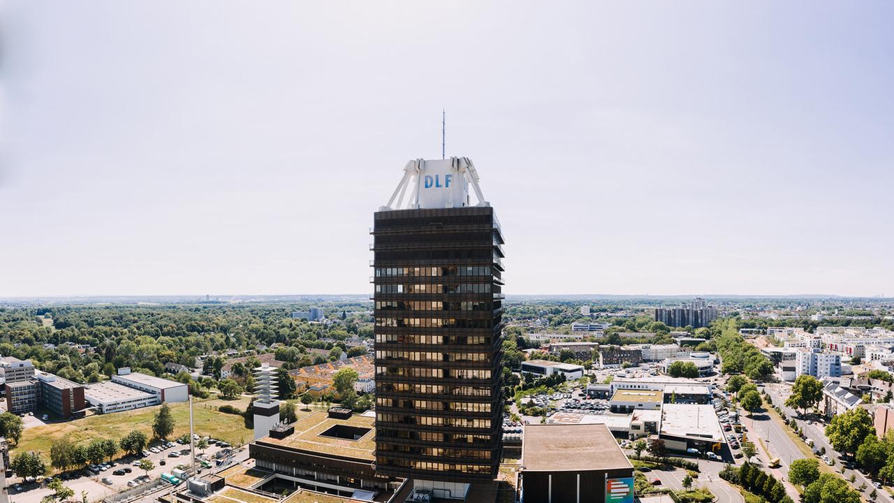 Das Hochhaus des Deutschlandfunks in einer Luftaufnahme an einem sonnigen Tag Das Hochhaus des Deutschlandfunks in einer Luftaufnahme an einem sonnigen Tag
