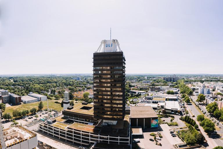 Das Hochhaus des Deutschlandfunks in einer Luftaufnahme an einem sonnigen Tag Das Hochhaus des Deutschlandfunks in einer Luftaufnahme an einem sonnigen Tag