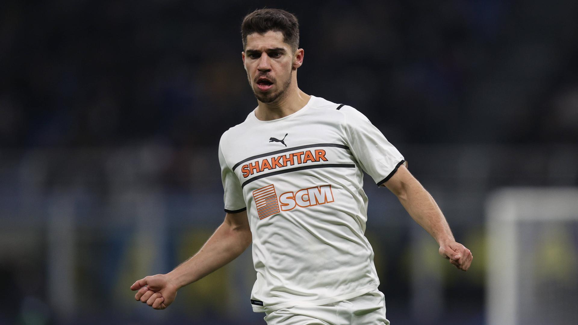 Für Manor Solomon soll Schachtar Donezk bereits eine Ablösesumme mit dem FC Fulham verhandelt haben. Nach dem Beschluss der FIFA wechselte Solomon ablösefrei. Für Manor Solomon soll Schachtar Donezk bereits eine Ablösesumme mit dem FC Fulham verhandelt haben. Nach dem Beschluss der FIFA wechselte Solomon ablösefrei.
