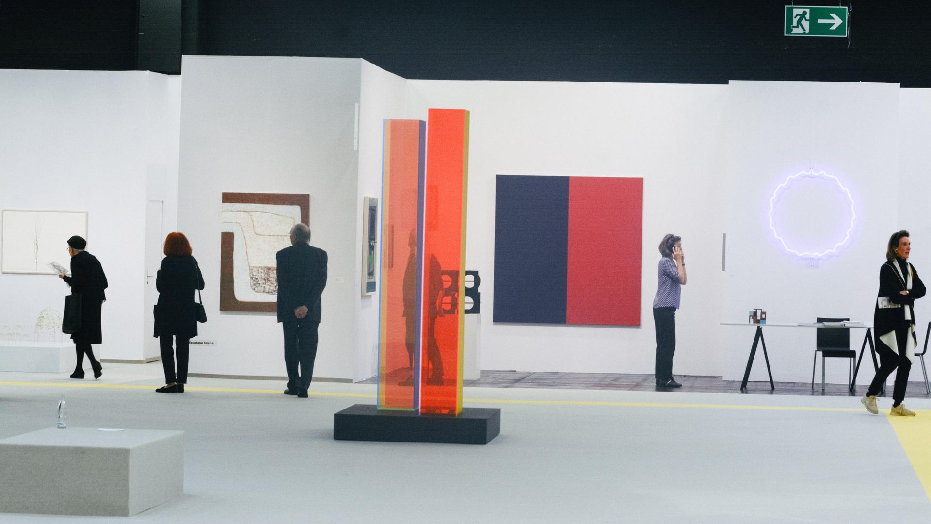 Besucher der Art Cologne betrachten ausgestellte Werke. Besucher der Art Cologne betrachten ausgestellte Werke.
