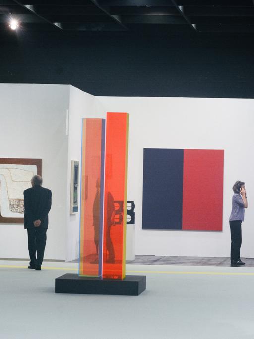 Besucher der Art Cologne betrachten ausgestellte Werke.