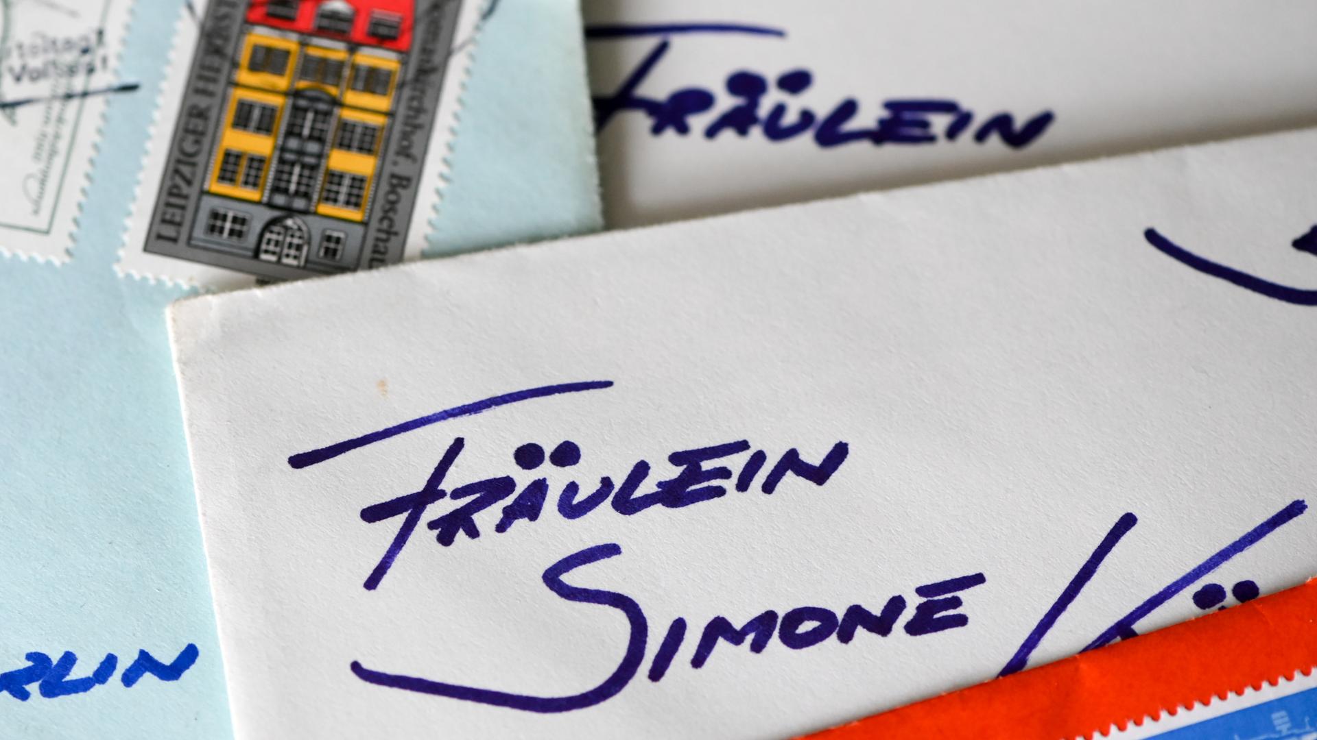Auf einem Briefumschlag steht "Fräulein Simone". Auf einem Briefumschlag steht "Fräulein Simone".