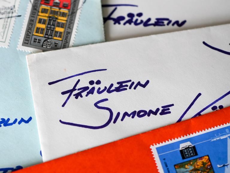 Auf einem Briefumschlag steht "Fräulein Simone".
