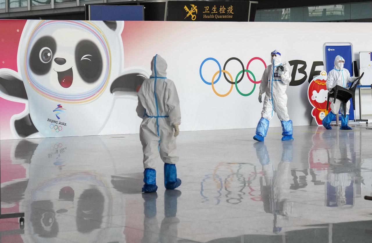 Beamte in Schutzkleidung arbeiten auf dem internationalen Flughafen in Peking. Beamte in Schutzkleidung arbeiten auf dem internationalen Flughafen in Peking.