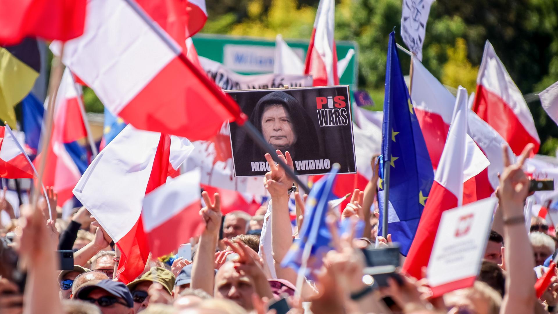 In Polen folgten viele Menschen dem Aufruf der Opposition zum Protest gegen die Regierung. 