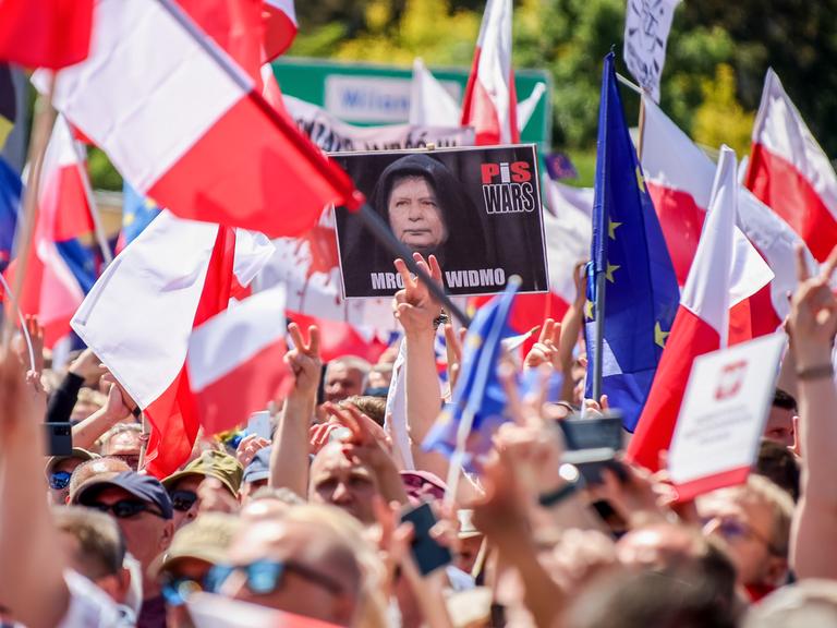 In Polen folgten viele Menschen dem Aufruf der Opposition zum Protest gegen die Regierung. 